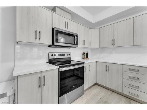 7 Roseberry Lane, Kitchener, ON - Indoor Photo Showing Kitchen