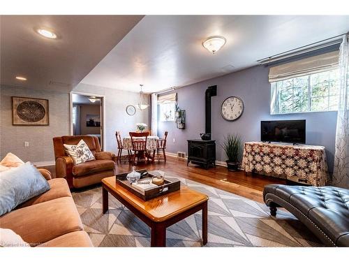 152 Kingsway Street, Welland, ON - Indoor Photo Showing Living Room