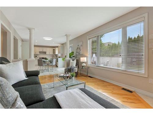 162 Silverlace Circle, Stoney Creek, ON - Indoor Photo Showing Living Room