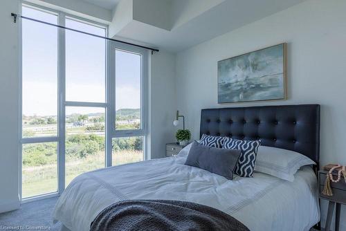 424-16 Concord Place, Grimsby, ON - Indoor Photo Showing Bedroom