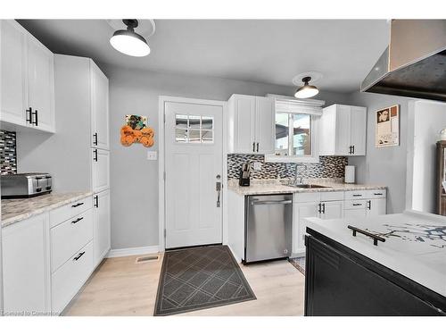 30 Hopewell Crescent, Hamilton, ON - Indoor Photo Showing Kitchen With Upgraded Kitchen