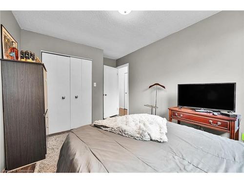 30 Hopewell Crescent, Hamilton, ON - Indoor Photo Showing Bedroom