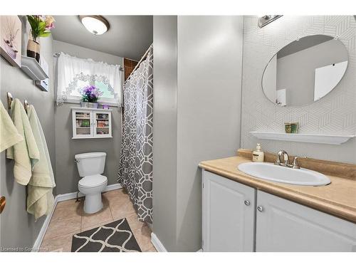 30 Hopewell Crescent, Hamilton, ON - Indoor Photo Showing Bathroom