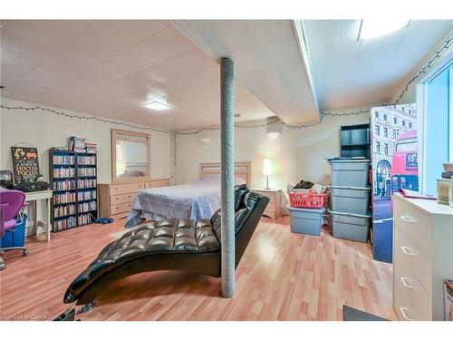 30 Hopewell Crescent, Hamilton, ON - Indoor Photo Showing Bedroom