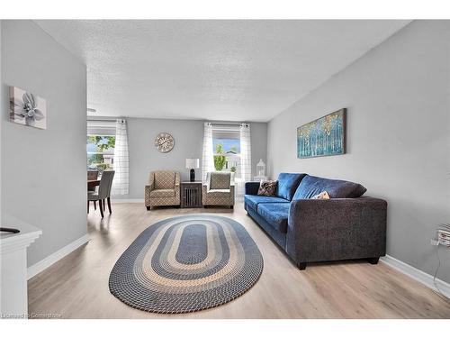 30 Hopewell Crescent, Hamilton, ON - Indoor Photo Showing Living Room