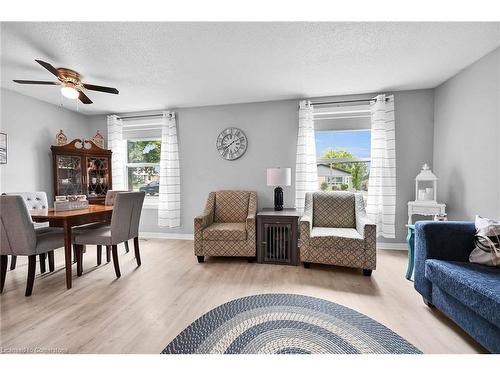 30 Hopewell Crescent, Hamilton, ON - Indoor Photo Showing Living Room