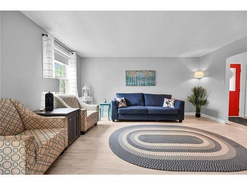 30 Hopewell Crescent, Hamilton, ON - Indoor Photo Showing Living Room