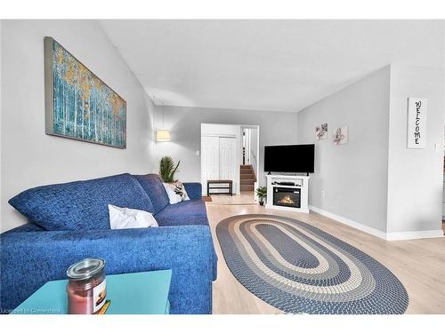 30 Hopewell Crescent, Hamilton, ON - Indoor Photo Showing Living Room