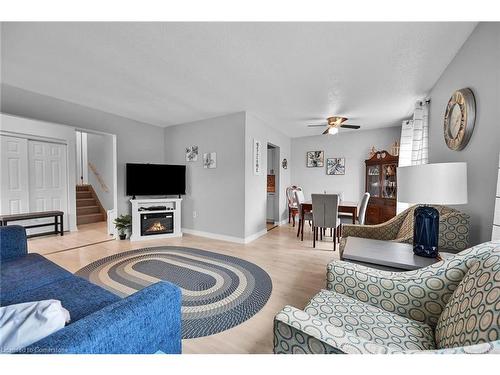 30 Hopewell Crescent, Hamilton, ON - Indoor Photo Showing Living Room