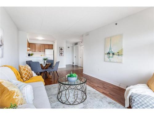 307-4450 Fairview Street, Burlington, ON - Indoor Photo Showing Living Room