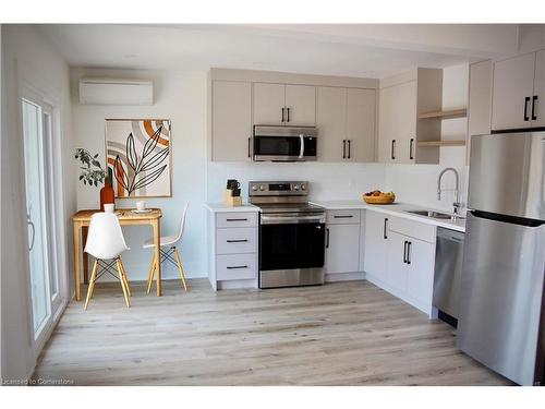 184 Burris Street, Hamilton, ON - Indoor Photo Showing Kitchen