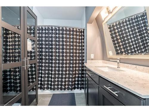 60 Inverness Avenue W, Hamilton, ON - Indoor Photo Showing Bathroom