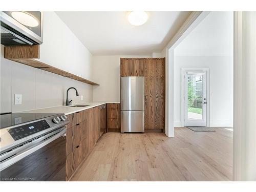 1-519 Elizabeth Street, Burlington, ON - Indoor Photo Showing Kitchen