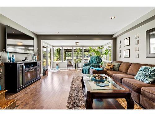 539 Forks Road, Welland, ON - Indoor Photo Showing Living Room