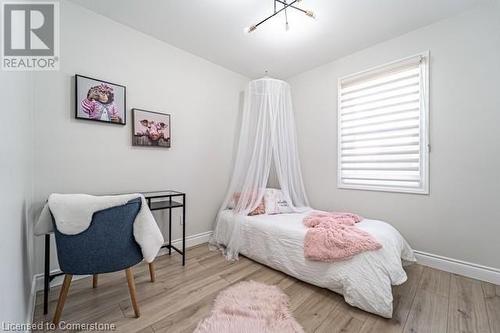 15 Greenwood Street, Hamilton, ON - Indoor Photo Showing Bedroom