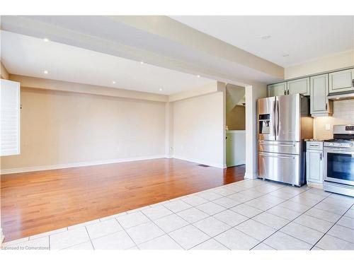 6411 Shapton Crescent, Niagara Falls, ON - Indoor Photo Showing Kitchen