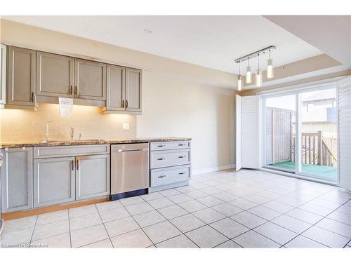 6411 Shapton Crescent, Niagara Falls, ON - Indoor Photo Showing Kitchen