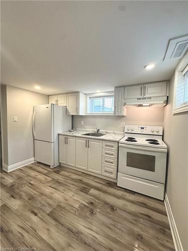 Lower Unit-180 Tolton Avenue, Hamilton, ON - Indoor Photo Showing Kitchen