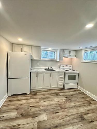 Lower Unit-180 Tolton Avenue, Hamilton, ON - Indoor Photo Showing Kitchen