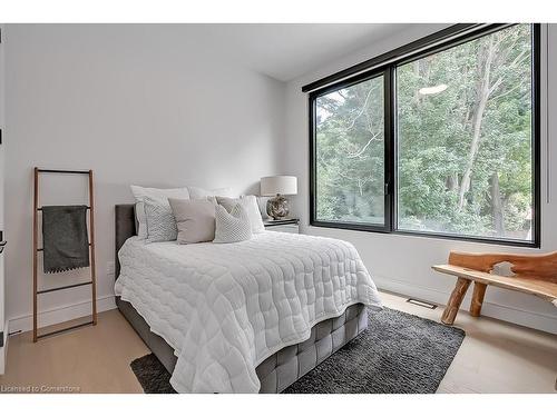 185 Valleyview Drive, Ancaster, ON - Indoor Photo Showing Bedroom