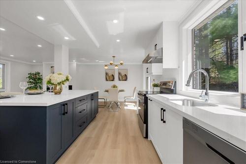 932 Montgomery Drive, Ancaster, ON - Indoor Photo Showing Kitchen With Upgraded Kitchen