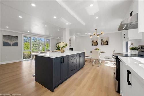 932 Montgomery Drive, Ancaster, ON - Indoor Photo Showing Kitchen With Upgraded Kitchen