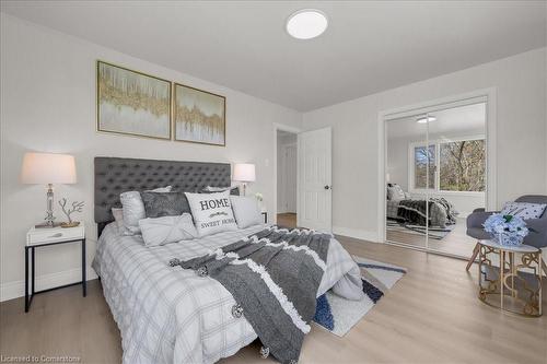 932 Montgomery Drive, Ancaster, ON - Indoor Photo Showing Bedroom