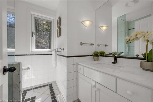 932 Montgomery Drive, Ancaster, ON - Indoor Photo Showing Bathroom