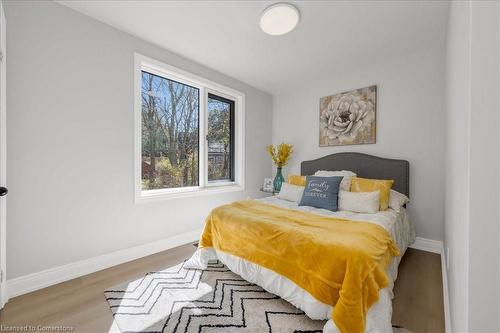 932 Montgomery Drive, Ancaster, ON - Indoor Photo Showing Bedroom