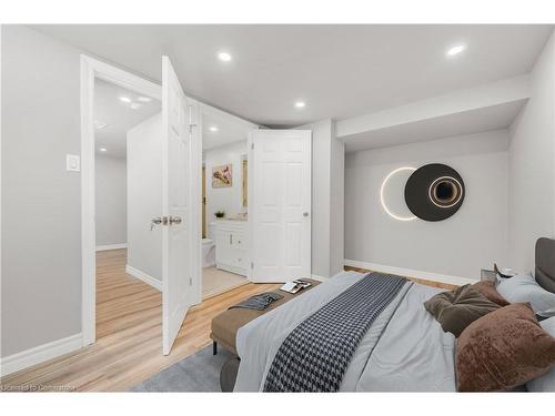 932 Montgomery Drive, Ancaster, ON - Indoor Photo Showing Bedroom