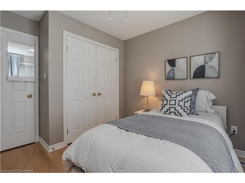 2057 Grovetree Lane, Burlington, ON - Indoor Photo Showing Bedroom