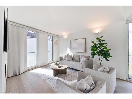 1427 Birch Avenue, Burlington, ON - Indoor Photo Showing Living Room