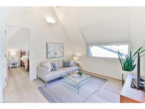 1427 Birch Avenue, Burlington, ON - Indoor Photo Showing Living Room