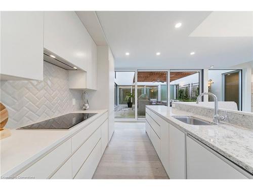 1427 Birch Avenue, Burlington, ON - Indoor Photo Showing Kitchen With Upgraded Kitchen