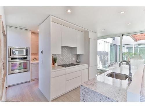 1427 Birch Avenue, Burlington, ON - Indoor Photo Showing Kitchen With Upgraded Kitchen