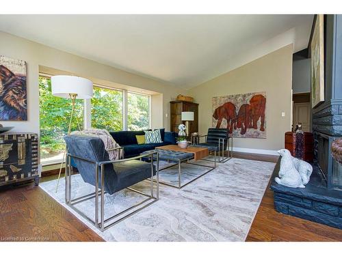 858 Montgomery Drive, Ancaster, ON - Indoor Photo Showing Living Room