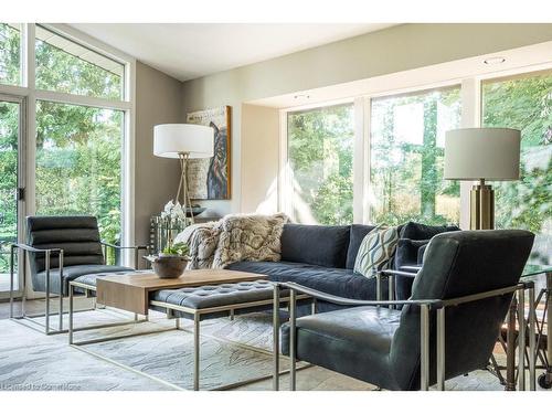 858 Montgomery Drive, Ancaster, ON - Indoor Photo Showing Living Room