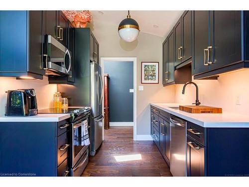 858 Montgomery Drive, Ancaster, ON - Indoor Photo Showing Kitchen With Upgraded Kitchen