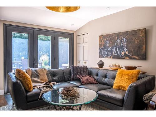 858 Montgomery Drive, Ancaster, ON - Indoor Photo Showing Living Room