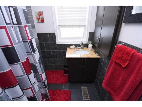 26 Hatton Drive, Ancaster, ON - Indoor Photo Showing Bathroom