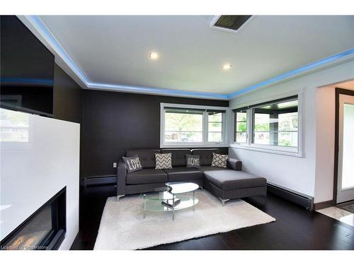 3836 Brookside Drive, Lincoln, ON - Indoor Photo Showing Living Room