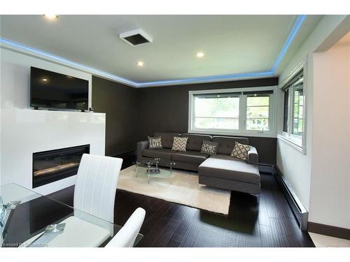 3836 Brookside Drive, Lincoln, ON - Indoor Photo Showing Living Room With Fireplace