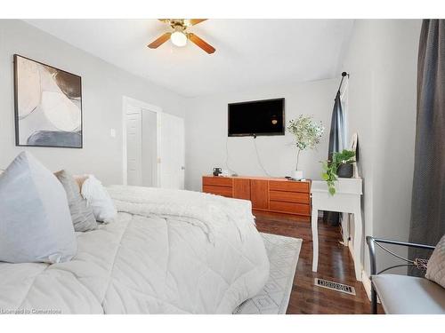 31 William Street, Hamilton, ON - Indoor Photo Showing Bedroom