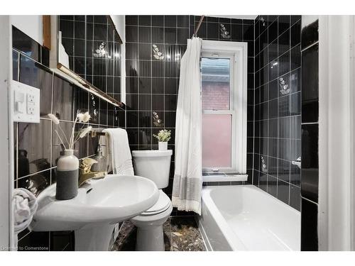 31 William Street, Hamilton, ON - Indoor Photo Showing Bathroom