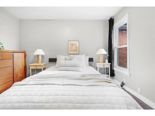 31 William Street, Hamilton, ON - Indoor Photo Showing Bedroom