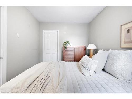 31 William Street, Hamilton, ON - Indoor Photo Showing Bedroom