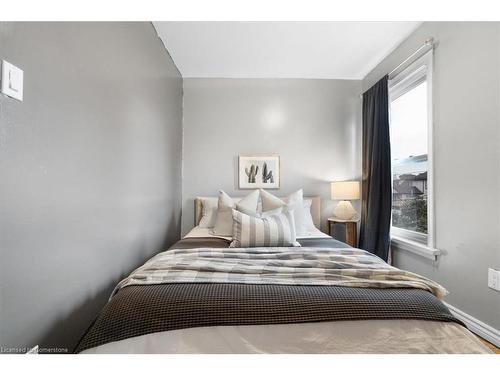 31 William Street, Hamilton, ON - Indoor Photo Showing Bedroom