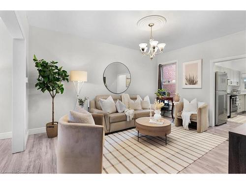 31 William Street, Hamilton, ON - Indoor Photo Showing Living Room