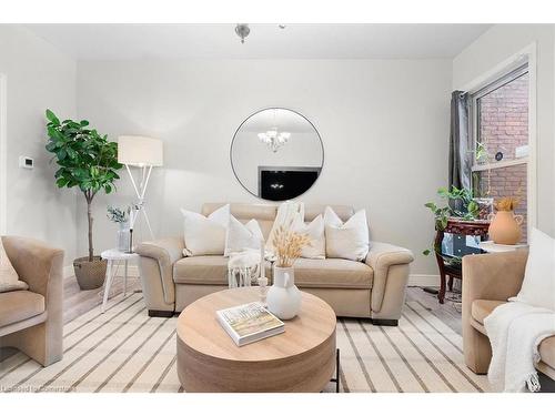 31 William Street, Hamilton, ON - Indoor Photo Showing Living Room