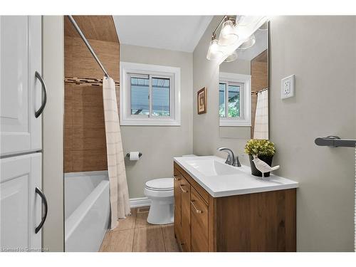 11 Douglas Road, Ancaster, ON - Indoor Photo Showing Bathroom